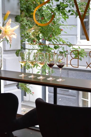 Weingläser gefüllt it Weißwein, Roséwein und Rotwein